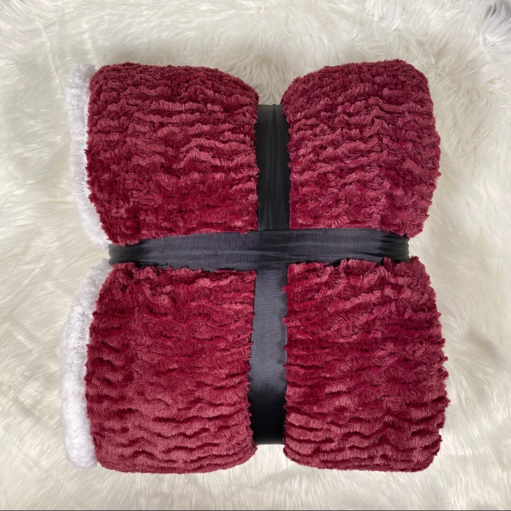 ✨SALE✨Windswept Mulled Wine Micromink Sherpa Throw - Picture 2 of 2